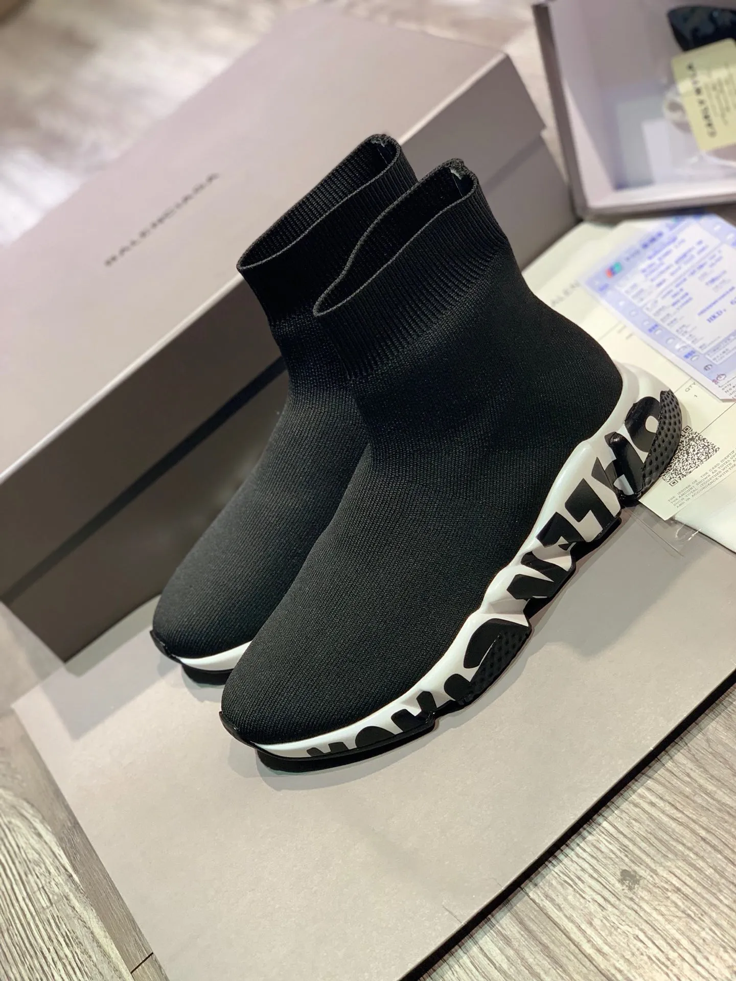 👟👟Ex-factory price 420👟👟 [Ready stock top version vacuum outsole] Balenciaga 👣Size: 35 36 37 38 39 40 41 42 43 44 45 [Socks in original packaging delivered] 🔥Balenciaga's "Speed" High-top sock-style sneakers are instantly recognizable and have ever-lasting popularity. This item is made in Italy from stretch knitted fabric. The rubber sole has excellent elasticity. Only half of the brand name printed on it is visible. Compared with the previous exaggerated and eye-catching style, it has a sense of "half-covering the face as if holding a pipa", and the brand's ingenuity in innovating the logo printing trend can also be seen.